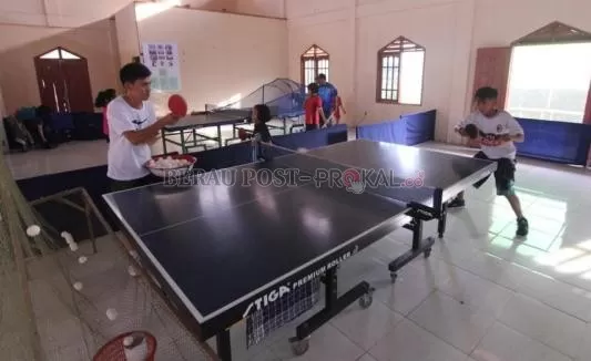 LATIHAN: Atlet tenis meja terus bersiap mengikuti Kejurprov di Balikpapan, Juni mendatang.