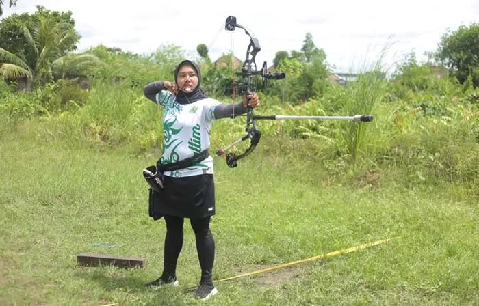 PERSIAPAN KEJURNAS: Indri Purwati, atlet panahan Berau saat menjalani latihan di Samarinda beberapa waktu lalu.