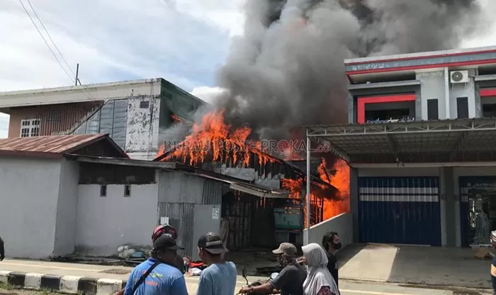 DIDUGA KARENA KORSLETING LISTRIK: Kebakaran yang menghanguskan bangsalan 12 pintu di Jalan Ramania, Jumat (13/5) kemarin.