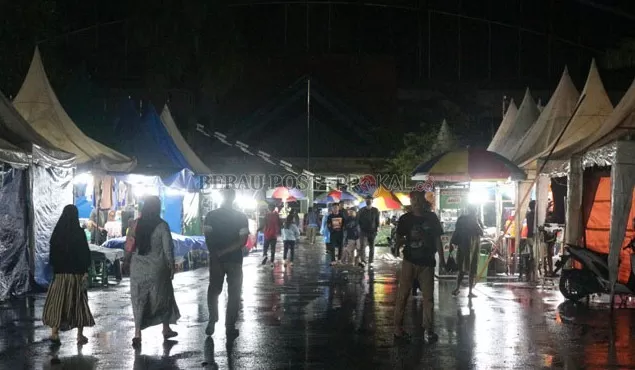 BANTU UMKM: Masyarakat tetap mengunjungi stan-stan di bazar UMKM walau hujan mengguyur Tanjung Redeb tadi malam. Bazar UMKM menjadi salah satu rangkaian kegiatan memeriahkan HUT ke-10 Berau Post.