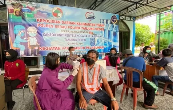 ANTUSIAS TINGGI: Ratusan masyarakat memadati Kantor Unit Penyelenggara Pelabuhan (KUPP) Kelas II Tanjung Redeb, untuk mengikuti vaksinasi Covid-19, Sabtu (14/5) lalu.