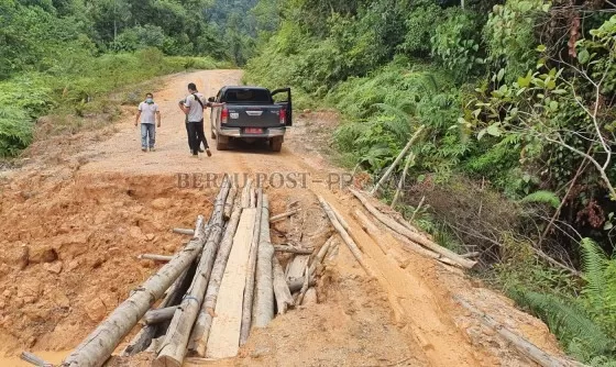 DIKELUHKAN MASYARAKAT: Salah satu titik jalan rusak di Kecamatan Kelay yang tengah diperbaiki TRC DPUPR.