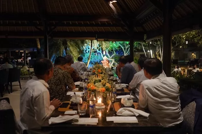 Para Menteri Ekonomi ASEAN telah tiba di Jimbaran, Bali untuk menghadiri Pertemuan ASEAN Economic Ministers’ (AEM) Special Meeting pada 17–18 Mei 2022. Kehadiran para menteri ekonomi ASEAN disambut eksotisme tarian tradisional Bali dan hidangan kuliner nusantara yang disuguhkan pada jamuan penyambutan bersama pada Selasa (17/5).