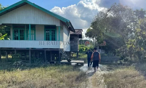TERISOLASI: Warga RT 9 Kampung Labanan Makarti, Kecamatan Teluk Bayur, harus berdiam diri di rumah lingkungannya terendam banjir.