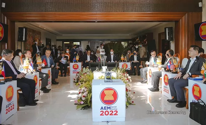 Menteri Perdagangan RI, Muhammad Lutfi menggelar Pertemuan Khusus Para Menteri Ekonomi ASEAN (ASEAN Economic Ministers Special Meeting) yang dilaksanakan di Bali, Rabu (18 Mei). Pertemuan ini diinisiasi bukan oleh negara pimpinan ASEAN yang saat ini dipegang Kamboja, melainkan atas inisiatif Mendag Lutfi.