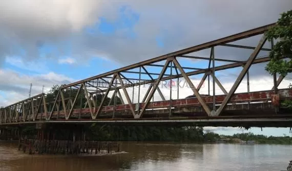BAKAL DIPERBAIKI: Jembatan Sambaliung yang dalam waktu dekat akan dilakukan perbaikan.