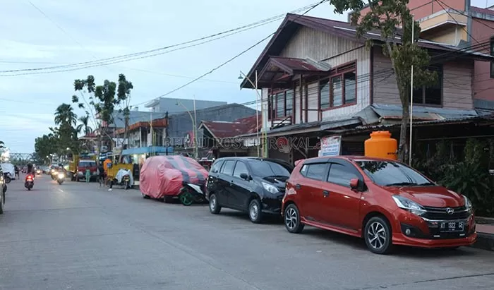 PENYEBAB MACET: Jalan Pangeran Diguna salah satu kawasan yang sering macet akibat banyak kendaraan yang parkir di badan jalan.