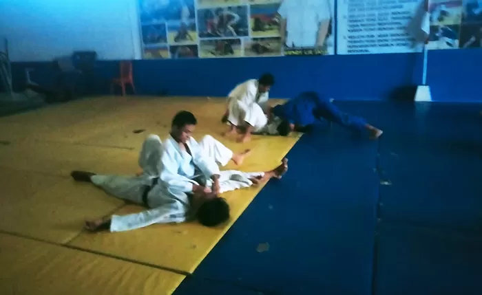SIAPKAN FISIK: Atlet Judo junior Berau melakukan latihan rutin beberapa waktu lalu.