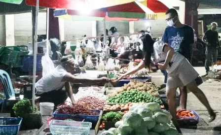 LEBIH MAHAL: Sejumlah harga sayur hingga daging di Pasar SAD mengalami kenaikan.