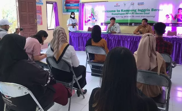 PENINGKATAN SDM: Para peserta saat mengikuti pelatihan bahasa Inggris di Kelurahan Sambaliung, kemarin (31/5).