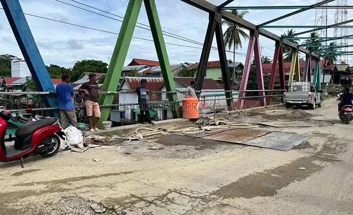 SEGERA DIPERBAIKI: Penanganan sementara untuk menutup lubang di permukaan Jembatan Talisayan yang dilakukan dua bulan lalu.