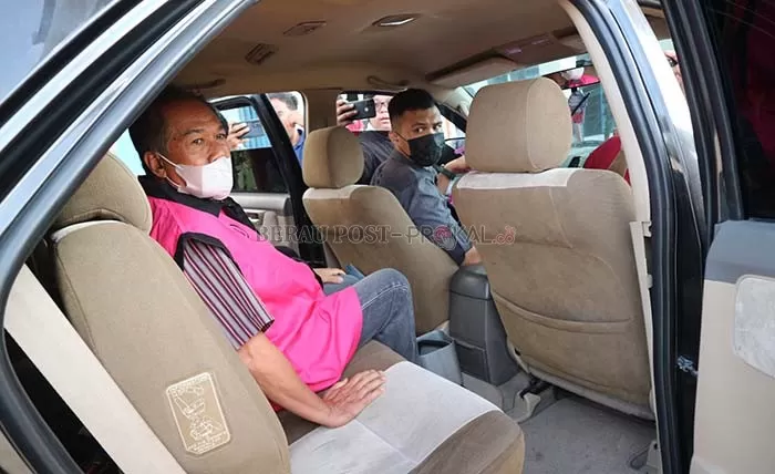 DIEKSEKUSI: Mantan Kadispora Berau Suprianto, menggunakan rompi pink saat akan diantar ke Rutan Tanjung Redeb kemarin.