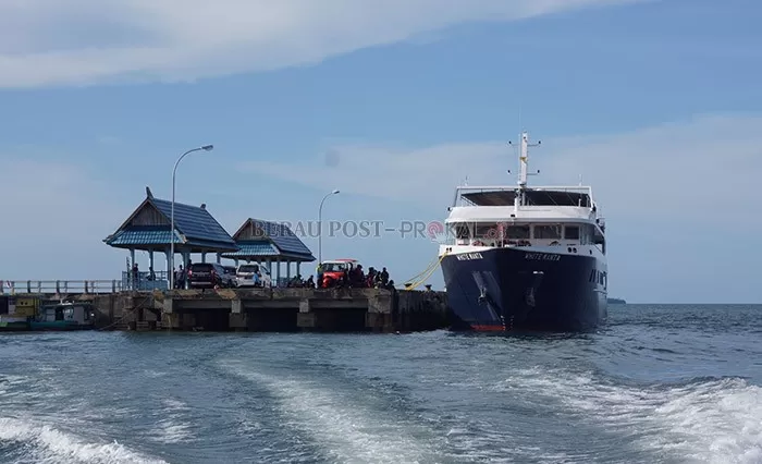 BERLABUH: White Manta berlabuh di Dermaga Tanjung Batu. Keberadaan kapal pesiar tersebut menambah opsi bagi wisatawan yang ingin menginap di kapal, sambil mengelilingi perairan Bumi Batiwakkal.