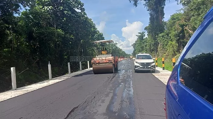 Jalan poros arah Tanjung Batu terus ditingkatkan agar bisa dilalui oleh masyarakat dengan nyaman dan aman. Ke depan, Pemkab Berau berencana membangun jalan pintas hingga sekira 80 Km.