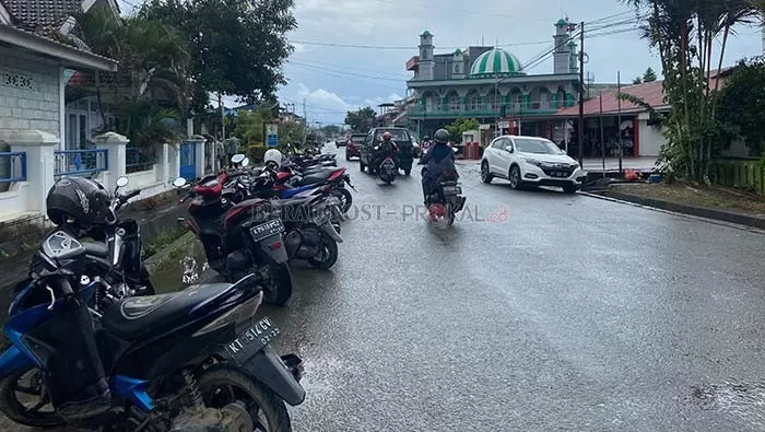 RAWAN KECELAKAAN: Puluhan kendaraan roda dua yang menggunakan badan jalan di sekitaran depan RSUD dr Abdul Rivai, Tanjung Redeb, kemarin (17/6).