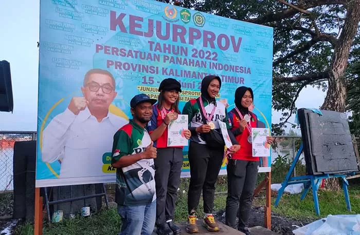 MEDALI EMAS: Pemanah andalan Berau, Indri Purwati di podium 1, usai berhasil menjuarai nomor tanding compound putri di Kejurprov Kaltim 2022 di Samarinda, kemarin (17/6).