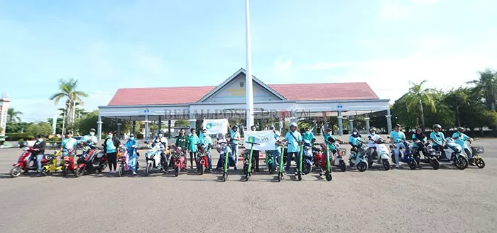 RAMAH LINGKUNGAN: Komunitas Berau Electric Vehicle atau Be-LIVE, berfoto bersama di Lapangan Pemuda Tanjung Redeb, sebelum melanjutkan perjalanan berkeliling Kota Tanjung Redeb, Minggu (19/6).