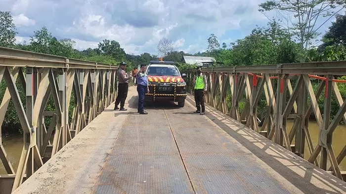 BISA DILINTASI: Jembatan penghubungan Kampung Sambakungan dan Samburakat telah selesai dikerjakan dan sudah bisa dilintasi masyarakat.