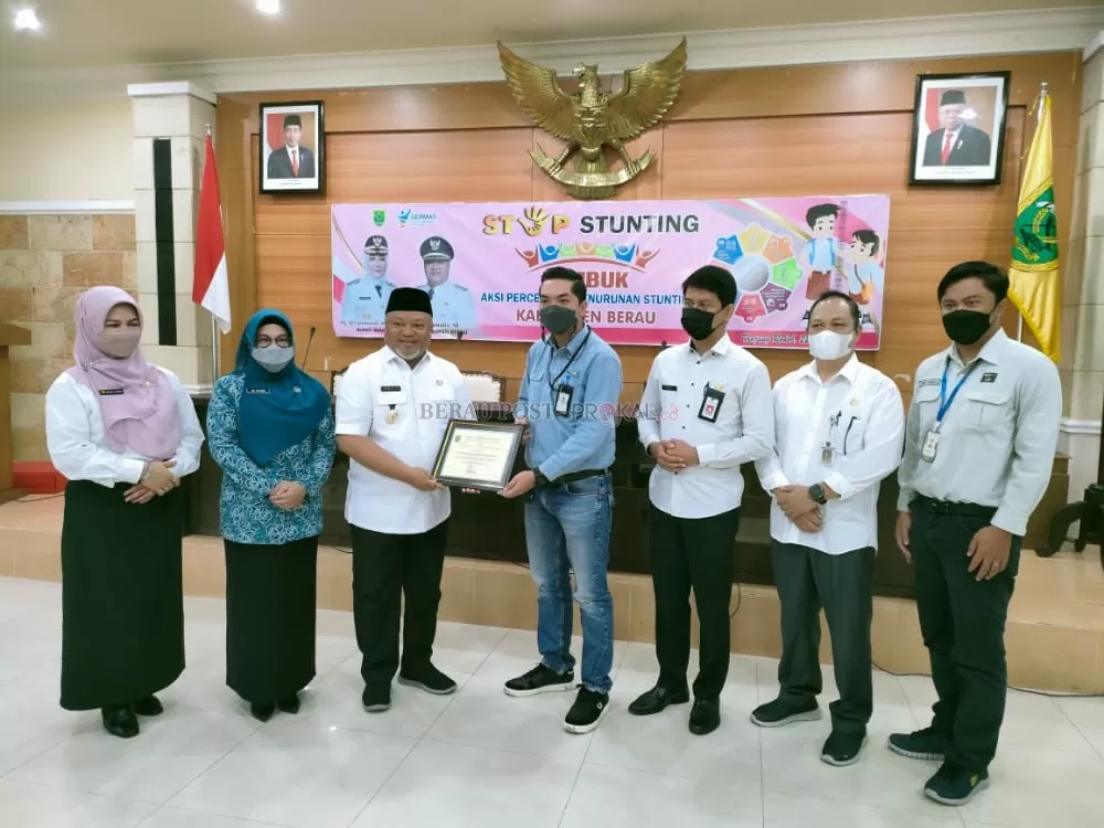 INVESTASI SDM: Perwakilan PT Pamapersada Nusantara saat menerima penghargaan dari Pemkab Berau atas kontribusi dan komitmen perusahaan dalam mendukung aksi percepatan penurunan stunting di Berau.