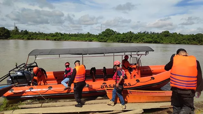 HARI KEDUA: Tim saat melakukan pencarian terhadap Asmuransyah yang diduga tenggelam setelah perahunya ditemukan terbalik di Sungai Kelay, sekitar Kampung Rantau Panjang.