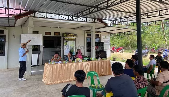 PRESENTASI: Humas PT PLP Bastian, mempresentasikan rencana wilayah yang akan ditambang PT PLP kepada masyarakat Kampung Merancang Ilir, Kamis (23/6).