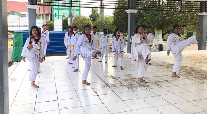 HADAPI KEJURPROV: Atlet junior cabor Taekwondo saat menjalani latihan rutin di tribun gor pemuda, kemarin (24/6). Sebagian dari mereka sedang dipersiapkan untuk mengikuti Kejurprov di Samarinda.