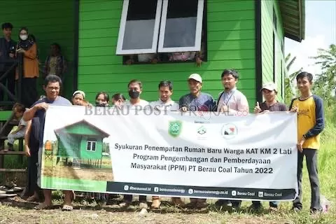 DISERAHKAN: Manajemen PT Berau Coal secara simbolis menyerahkan dua unit rumah kepada warga KAT di Km 2 Kampung Sambakungan, kemarin (24/6).