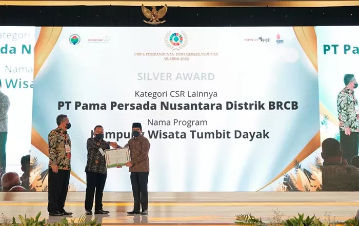 MAKIN TERMOTIVASI: M Insan Kamil, Deputy Project Manager PAMA BRCB, menerima predikat Silver dari Indonesia Sustainability Award, atas dukungan terhadap pengembangan kampung wisata Tumbit Dayak, yang diserahkan langsung oleh Mendes PDTT, Abdul Halim Iskandar.