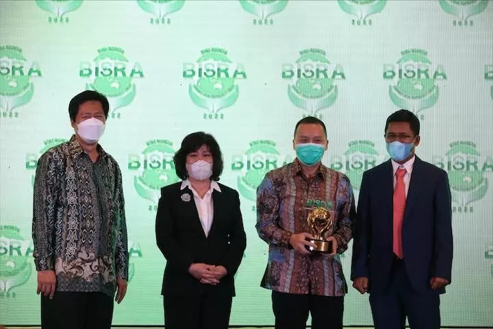 YANG TERBAIK: Direktur PT Berau Coal, Sandy Indrawan (dua kanan) saat menerima penghargaan CSR terbaik di BISRA 2022.