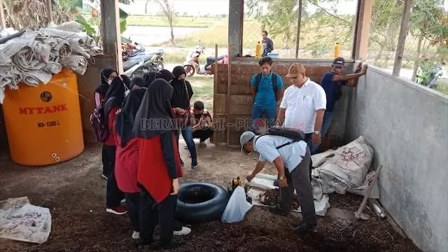 PRAKTIK: Sejumlah masyarakat diajak mempraktikkan langsung cara mengolah sampah menjadi kompos, dalam pelatihan yang dilaksanakan PT Berau Coal di Kampung Gurimbang, Senin (27/6).