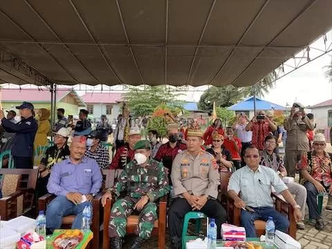 KAMPUNG BUDAYA: Manajemen PT BUMA bersama Danramil Sambaliung dan Kapolsek Sambaliung, duduk bersama menyaksikan pagelaran budaya yang ditampilkan pada Mubes KKDKB di Kampung Bena Baru, Jumat (1/7).
