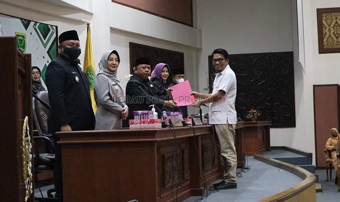 PANDANGAN AKHIR: Ketua Fraksi Amanat Indonesia Raya, Peri Kombong, menyerahkan pandangan akhir fraksi kepada Ketua DPRD Berau, Madri Pani.