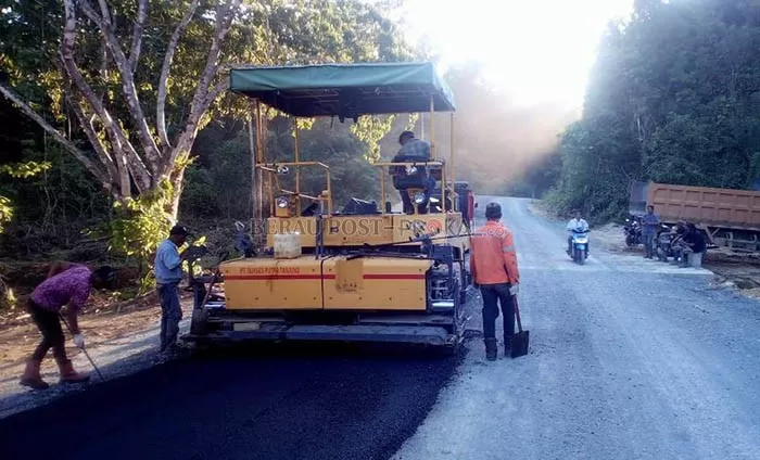 PENINGKATAN JALAN: Pemkab Berau terus mengebut peningkatan ruas Jalan Teluk Sulaiman-Teluk Sumbang di Kecamatan Bidukbiduk.