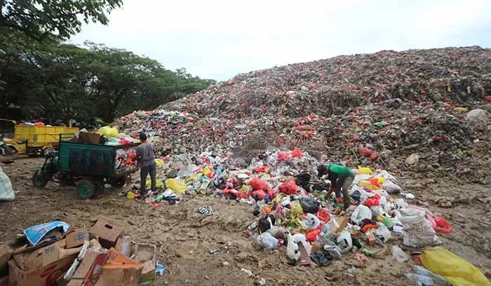 MENGGUNUNG: Sampah yang ada di Tempat Pengelolaan Akhir Bujangga yang kembali dikeluhkan masyarakat, karena kerap menimbulkan aroma tidak sedap hingga ke rumah warga sekitar.