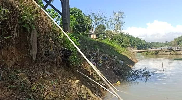 TERKIKIS: Salah satu dinding tepi sungai yang sudah terkikis air akibat banjir yang sering terjadi di Kampung Inaran, Kecamatan Sambaliung.