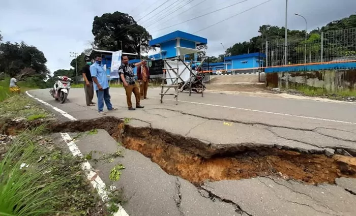 RUSAK: Kondisi jalan masuk menuju ke Kampung Gurimbang, Kecamatan Sambaliung masih rusak sejak beberapa waktu lalu.