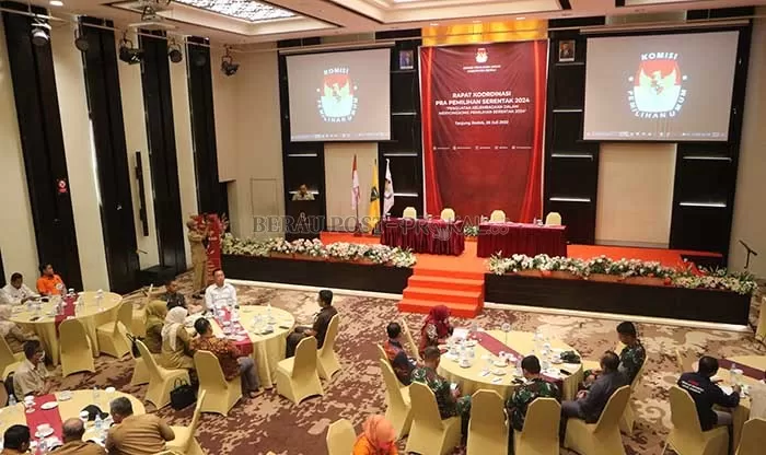 PERSIAPAN PEMILU: Ketua KPU Berau Budi Harianto memimpin rapat koordinasi pra pemilihan serentak 2024 di Hotel Bumi Segah kemarin (26/7).