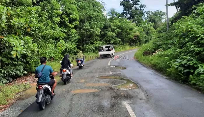 BAKAL DITANGANI: Salah satu titik jalan di Kampung Payung-Payung, Kecamatan Maratua yang membutuhkan perhatian dari Pemkab Berau.