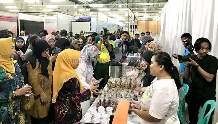 WUJUDKAN KAMPUNG MANDIRI: Bupati Berau Sri Juniarsih, turut melihat-lihat produk-produk UMKM dalam penutupan Akademi Kampung SIGAP dan Festival Kampung SIGAP Kabupaten Berau Tahun 2022, kemarin. 9
