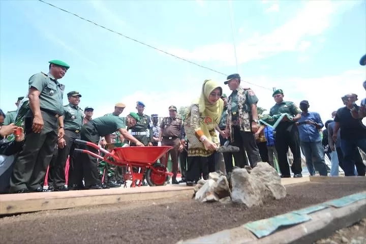 REHAB MARKAS: Bupati Berau Sri Juniarsih bersama Danrem 091/ASN, Brigjen TNI Dendi Suryadi, meletakkan batu pertama rehab total Makodim 0902/BRU kemarin (28/7).