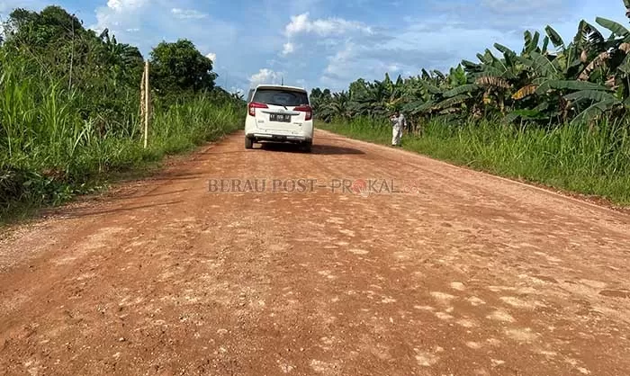 DIKELUHAN: Masyarakat Kampung Bena Baru berharap pemerintah memperbaiki jalan penghubung kampung.