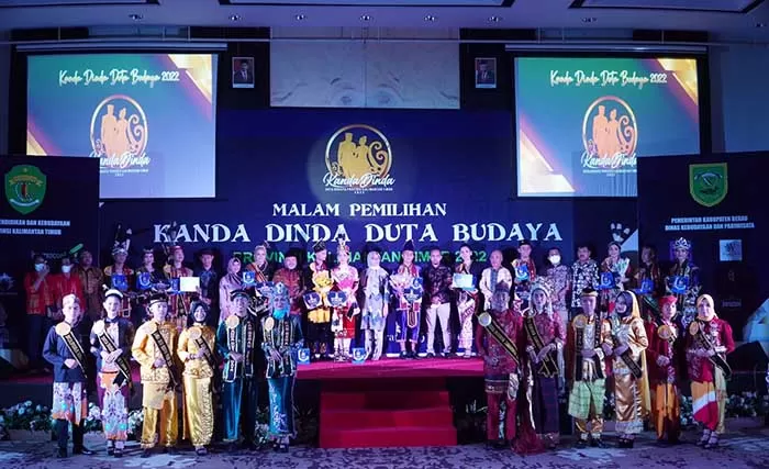 FOTO BERSAMA: Para peserta Kanda Dinda Duta Budaya Tingkat Provinsi Kalimantan Timur, foto bersama Kamis (4/8) malam.