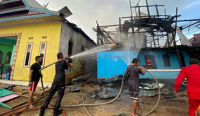 UPAYA PEMADAMAN: Tim Badan Penanggulangan Bencana Daerah (BPBD) dibantu masyarakat, saat berusaha memadamkan api di Panti Asuhan Hidayatullah yang terbakar, Jumat (5/8).