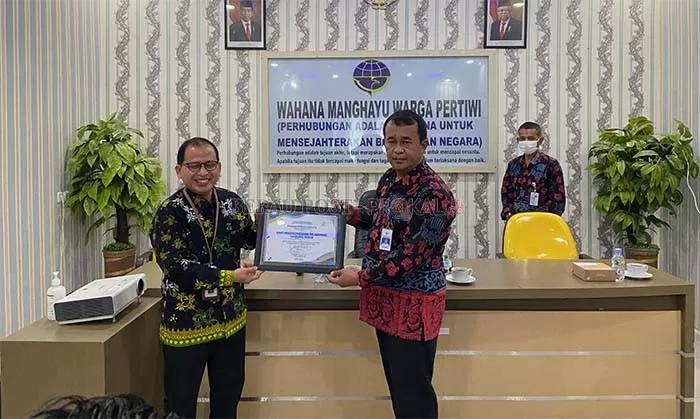 MAKIN TERMOTIVASI: KUPP Tanjung Redeb menerima penghargaan dari Dirjen Perbendaharaan, Kementerian Keuangan, yang diserahkan Kepala KPPN Tanjung Redeb kemarin.