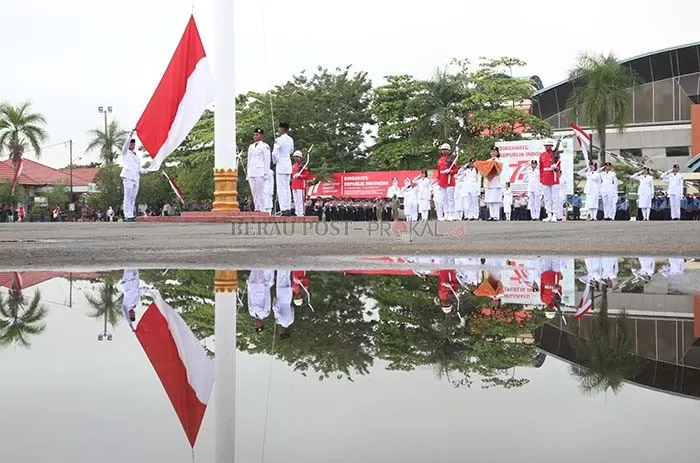 TERBENTANG SEMPURNA: Detik-detik pengibaran Sang Saka Merah Putih oleh Paskibraka saat upacara kemerdekaan RI di Lapangan Pemuda Tanjung Redeb, Rabu (17/8).