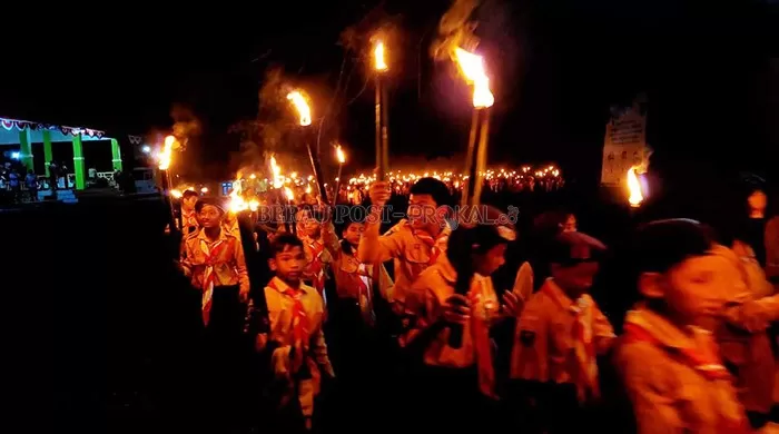 RAYAKAN: Puluhan pelajar di Kecamatan Batu Putih menggelar pawai obor dalam memperingati HUT Kemerdekaan Republik Indonesia ke-77 tahun.