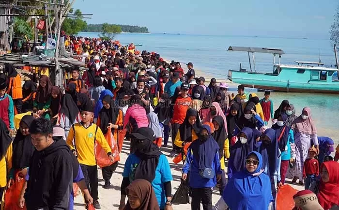 JALAN SANTAI: Ratusan masyarakat bersama para pelajar di Kecamatan Bidukbiduk, ikut serta dalam kegiatan jalan santai sekaligus bersih pantai, bersama Bupati Berau Sri Juniarsih didampingi OPD terkait dan organisasi paguyuban van java, kemarin.