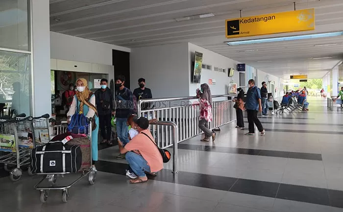 MASIH SEPI: Jumlah penumpang di Bandara Kalimarau saat ini hanya 432 penumpang setiap harinya. Itu diyakini karena harga tiket yang mahal.