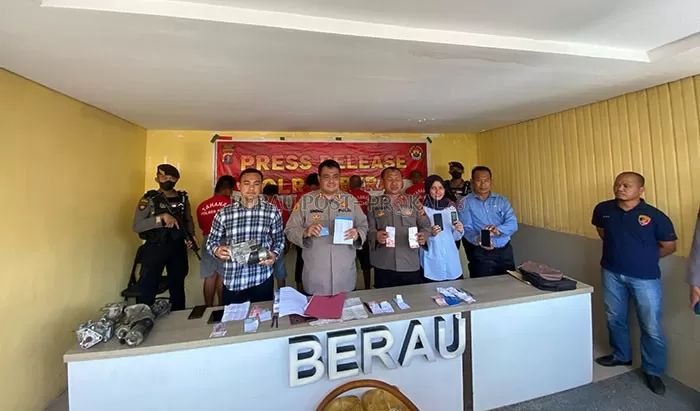 TIGA KASUS: Kapolres Berau AKBP Sindhu Brahmarya (tengah), bersama jajarannya memperlihatkan barang bukti hasil pengungkapan tiga kasus, saat menggelar pers rilis di Mapolres Berau, kemarin (23/8).