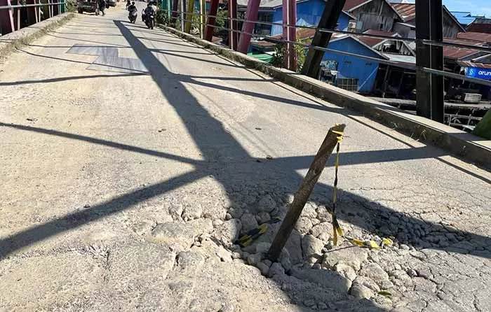 MASIH PROSES LELANG: Kondisi Jembatan Talisayan semakin mengkhawatirkan. Sehingga arus kendaraan roda empat harus dialihkan.